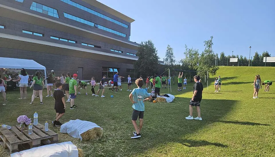 Kids enjoying outdoors at the 4-star Zen Balagares hotel, accommodation for the English summer camp