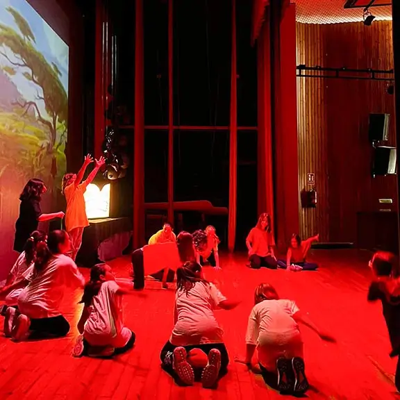 Representación de un grupo de chicos de la actividad de Drama en el campamento de inglés en el teatro.