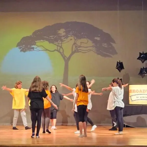 Representación de teatro en la actividad de drama del campamento de inglés