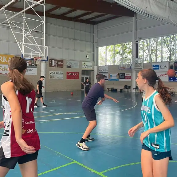 Entrenamiento de basketball en el polideportivo cubierto del campamento inglés en España