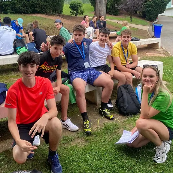 Cinco jóvenes con su coach en una sesión de conversación en el campamento inglés en España the Village