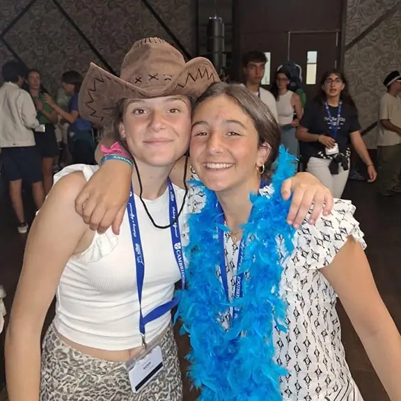 Dos participantes en el campamento internacional en una fiesta de disfraces