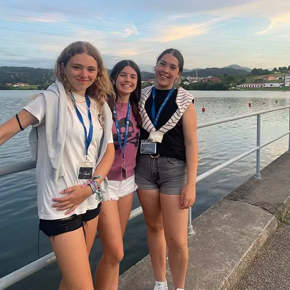 Tres chicas participantes en el campamento internacional en la ría de Avilés