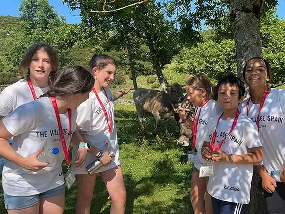 Cinco niños en una excursión a la montaña asturiana durante el campamento de inglés.