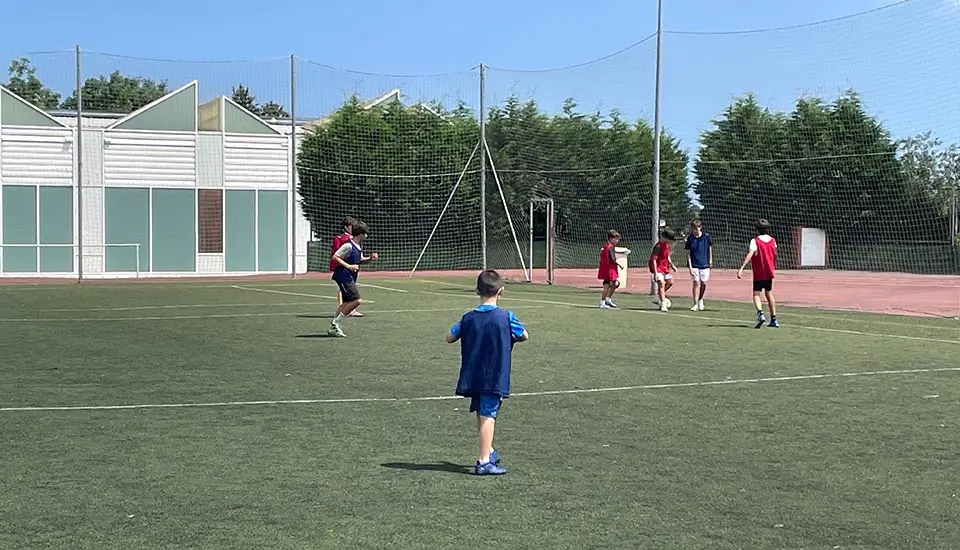 Campo de fútbol con césped sintético en el campamento de inglés