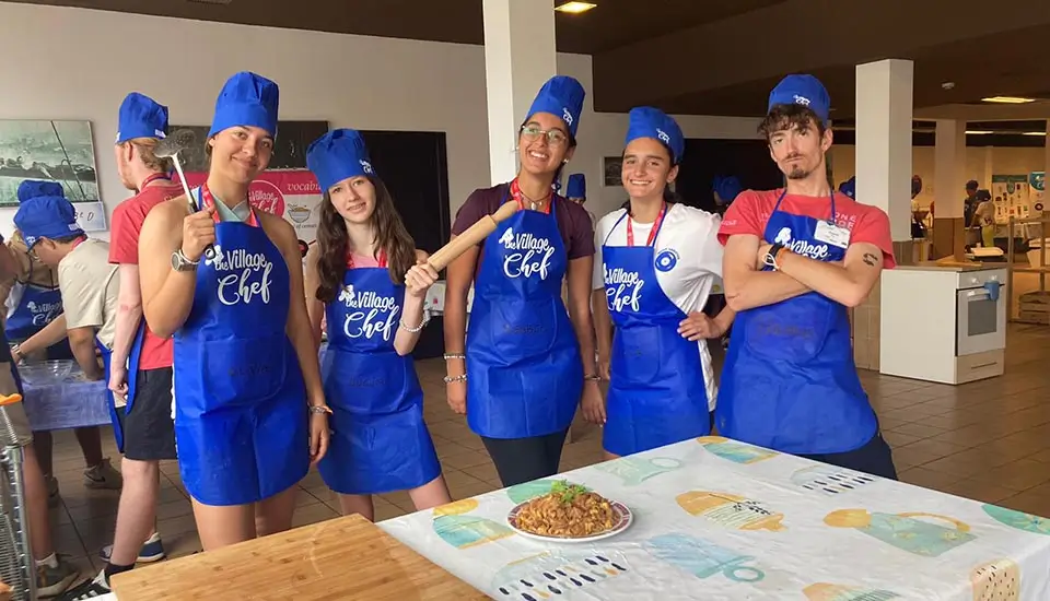 Grupo de chicos en la instalación de cocina durante la actividad Cooking en el campamento inglés en España