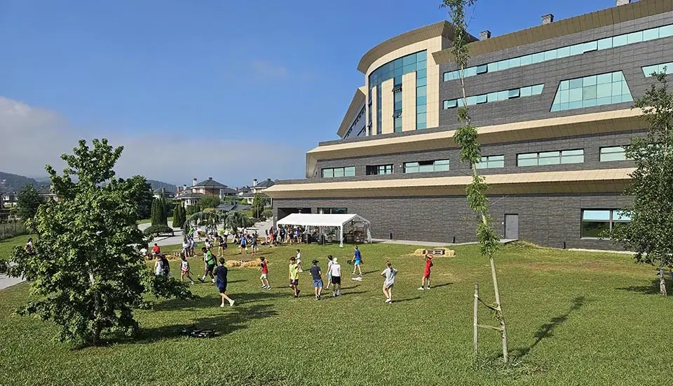 Exterior del hotel cuatro estrellas Zen Balagares, alojamiento del campamento inglés en España