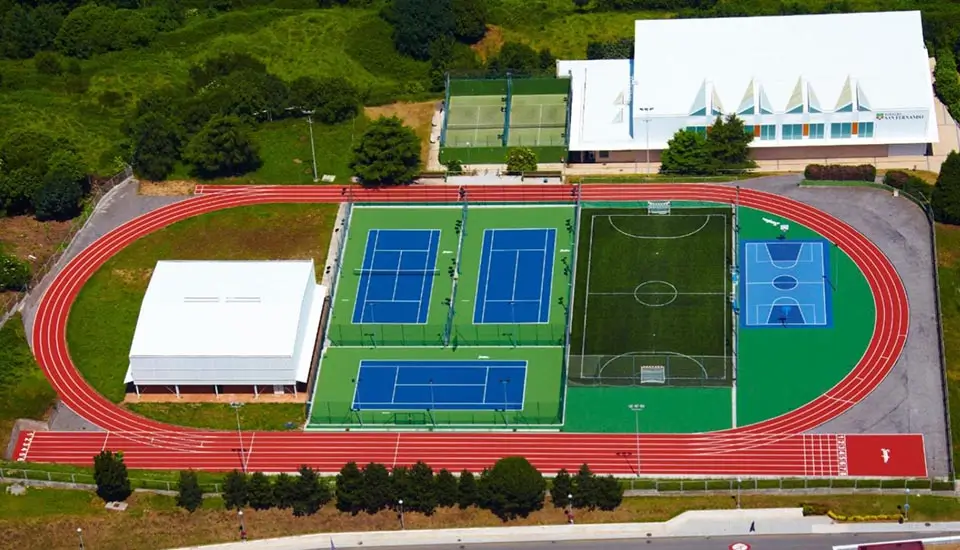 Instalaciones deportivas del campamento de verano en inglés the Village, vista aérea