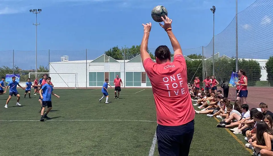 Jóvenes en el campamento inglés en España jugando un partido contra coaches internacionales