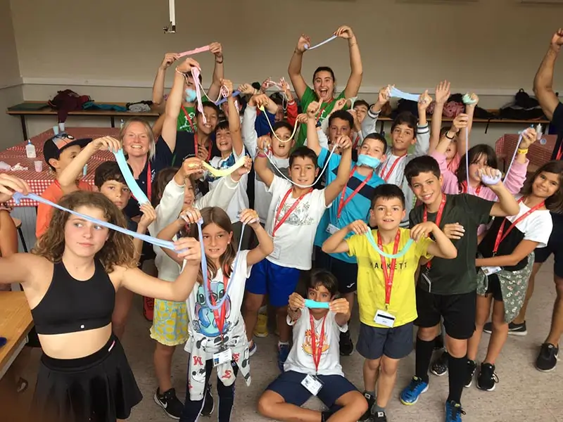 Niños disfrutando la actividad del científico loco en el campamento de inglés