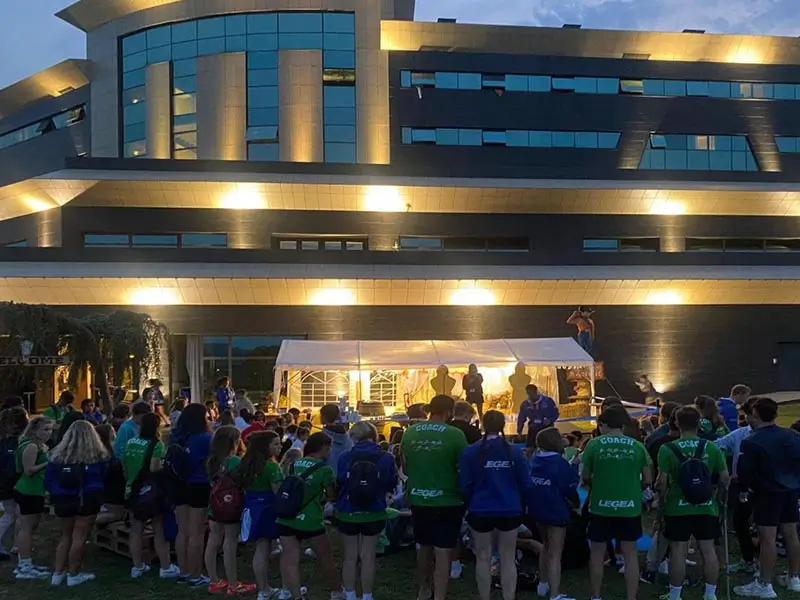 Fiesta nocturna en el campamento inglés