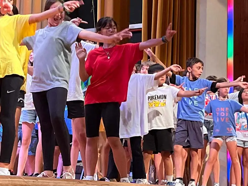 Grupo de niños en una actuación de baile en el campamento de inglés the Village