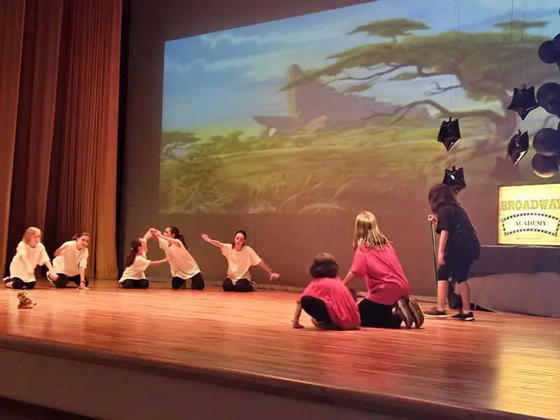 Niños representando una obra de teatro en el campamento de inglés