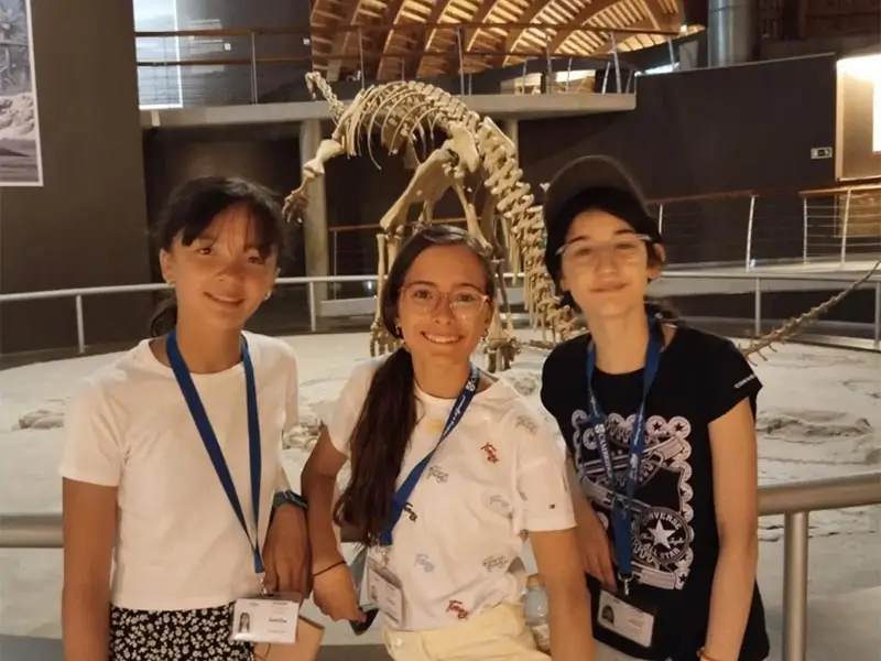 Tres chicas en una visita a un museo durante el campamento de inglés the Village