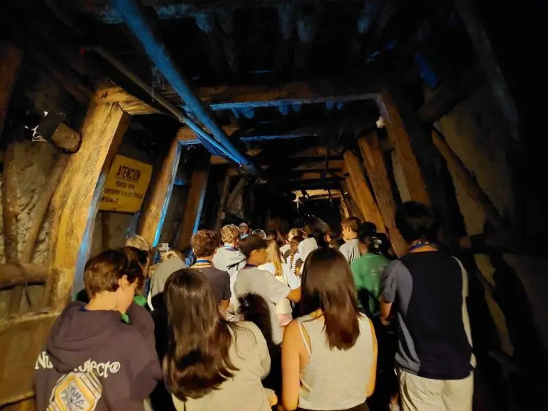 Jóvenes participantes en el campamento inglés the Village realizan una visita a una mina en Asturias