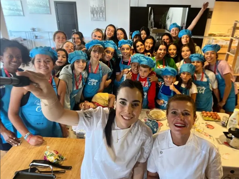 Selfie con los participantes en la actividad the Village Chef del campamento inglés en España the Village