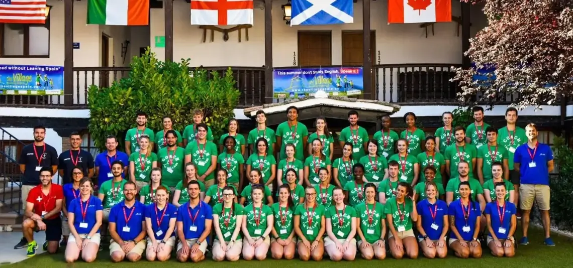 Staff directivo y coaches internacionales al inicio del campamento de verano