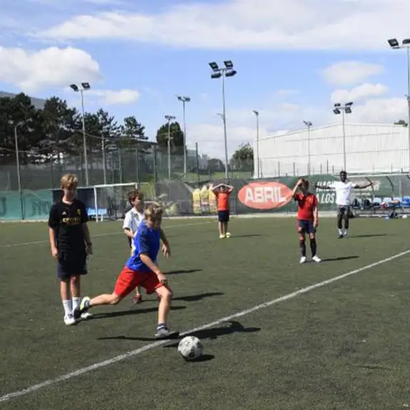 Activité de football avec des entraîneurs anglophones dans la colonie de vacances en anglais en Espagne the Village