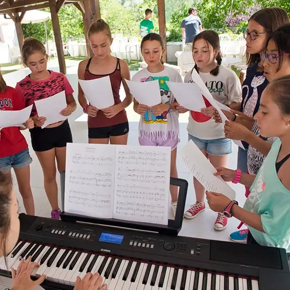 Groupe d'enfants en répétition de théâtre et danse dans la colonie de vacances en anglais en Espagne