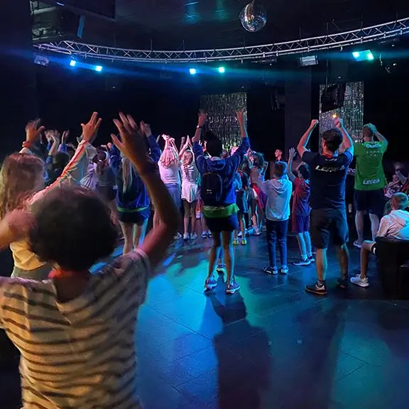 Fête à thème à l’hôtel Zen Balagares, hébergement de la colonie de vacances en anglais en Espagne