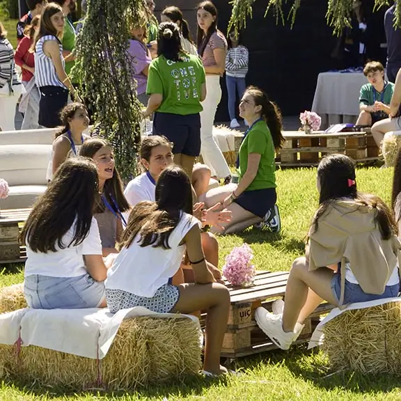 Extérieur de l'hôtel Zen Balagares avec les participants de la colonie de vacances