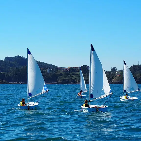 Activité de voile sur la côte asturienne dans la colonie internationale en anglais