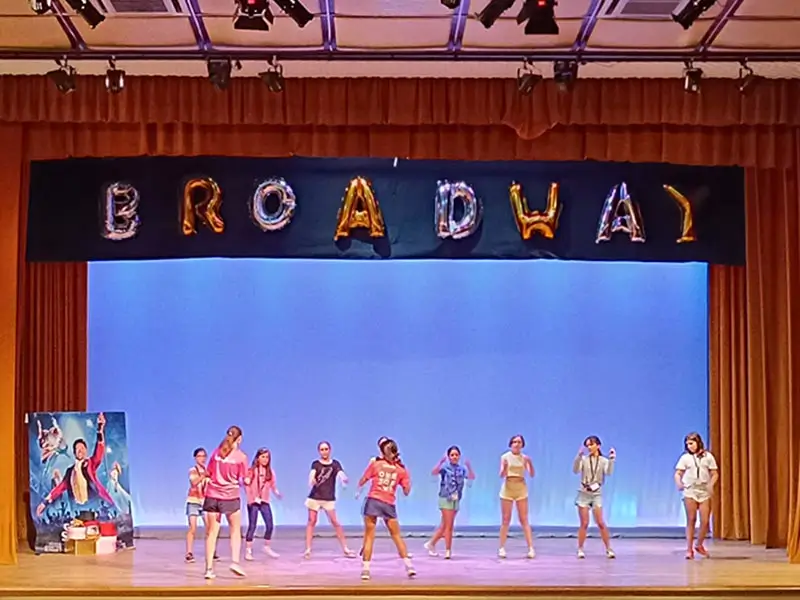 Les jeunes préparent le spectacle final de danse et théâtre dans la colonie de vacances internationale en Espagne