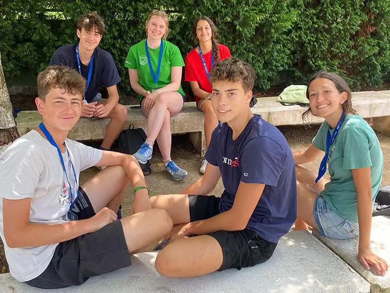 Groupe de cinq jeunes en session 1 à 5 avec leur coach international dans la colonie de vacances internationale en Espagne