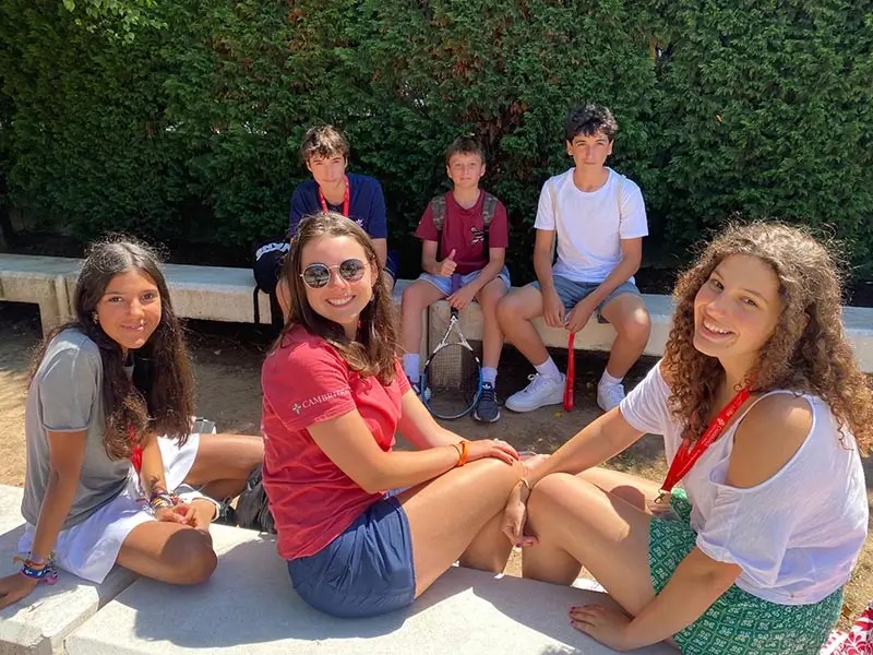 Groupe de cinq jeunes en session 1 à 5 avec leur coach international dans une colonie de vacances internationale en Espagne