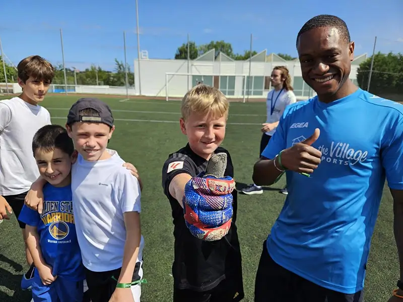 Enfants jouant au football avec des coachs américains lors de la colonie de vacances en anglais en Espagne