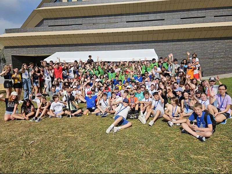 Photo de groupe des adolescents participants au camp de vacances en anglais the Village