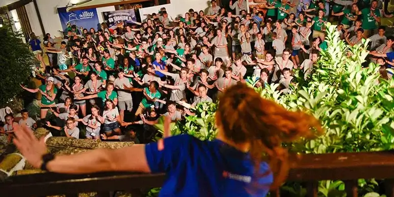 Todos los participantes en una sesión de baile colectivo en el campamento inglés
