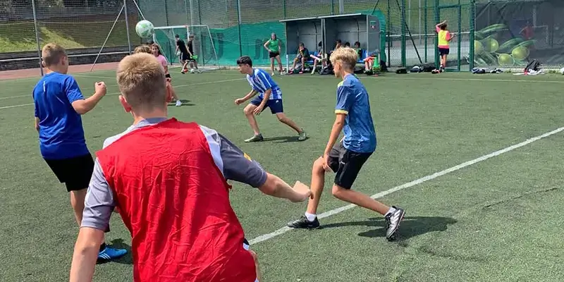 Actividad de fútbol en el campamento de inglés