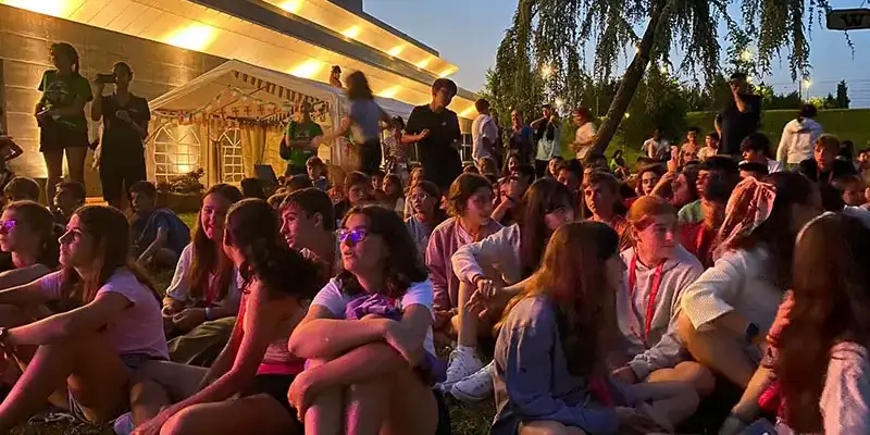 Jóvenes en el Campamento de inglés en un espectáculo nocturno