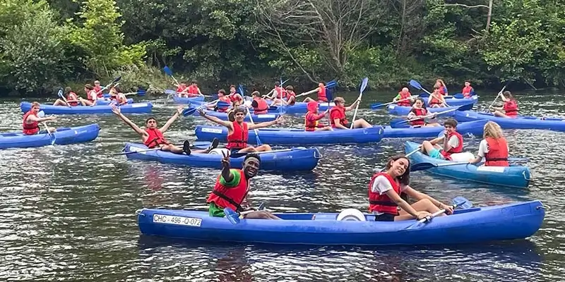 Actividad de canoas en el campamento