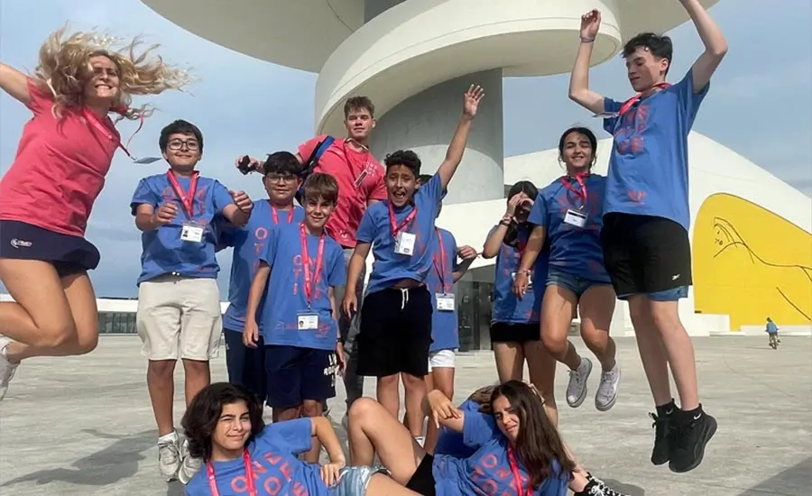 Un coach de the Village saute avec un groupe de participants au camp de vacances en anglais