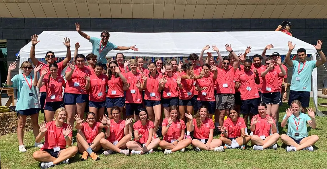 Coachs internationaux et bilingues saluant à la colonie de vacances en Espagne