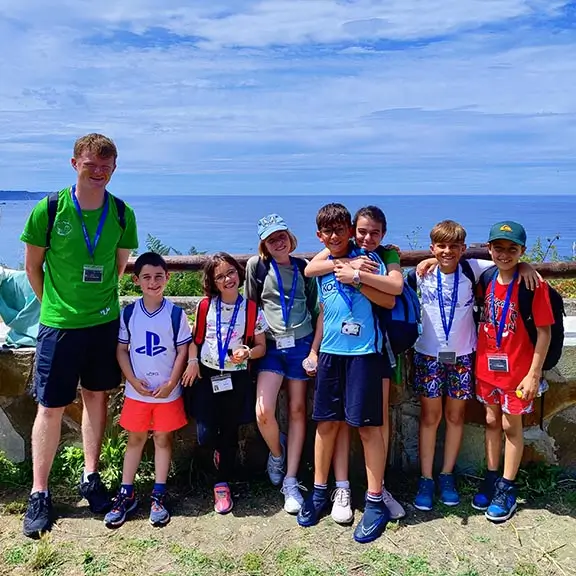 Un gruppo di bambini durante un'escursione con il loro coach internazionale