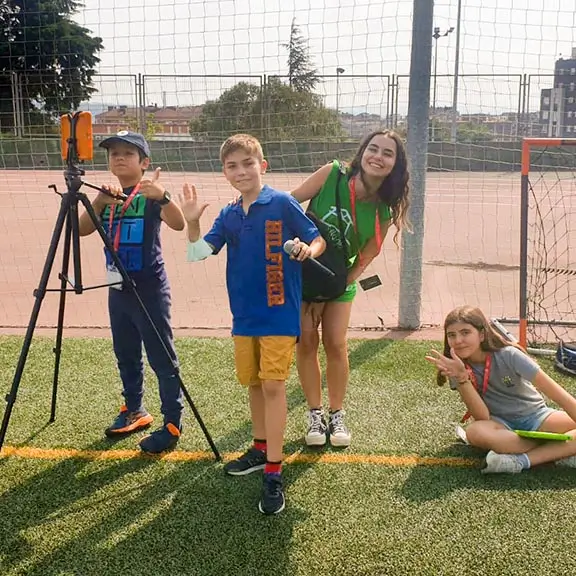 Bambini dell'attività Media al campo estivo in Spagna che preparano una registrazione.