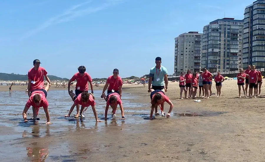 Attività sulla spiaggia asturiana dei coach del campo estivo di inglese the Village