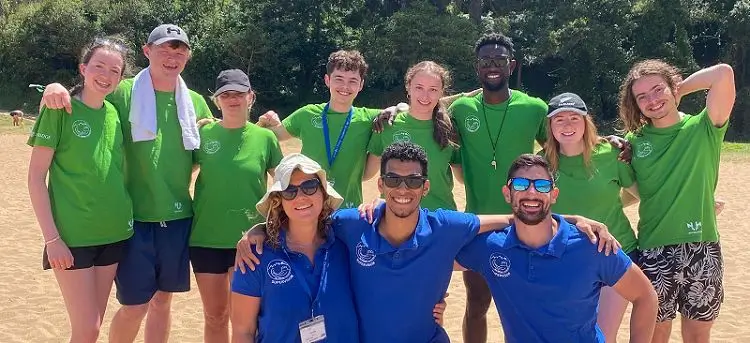 Once coaches en una playa en el campamento the Village